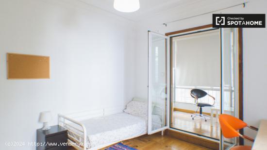 Habitación amueblada con llave independiente en piso compartido, Argüelles - MADRID