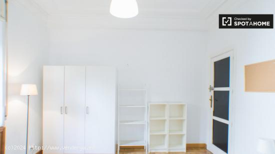 Habitación amueblada con llave independiente en piso compartido, Argüelles - MADRID