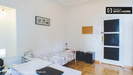 Encuentra una habitación con estantería en un departamento compartido, Argüelles - MADRID