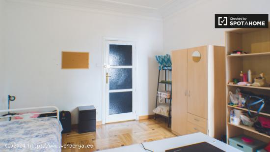 Encuentra una habitación con estantería en un departamento compartido, Argüelles - MADRID