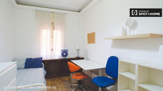 Habitación amueblada con llave independiente en piso compartido, Argüelles - MADRID