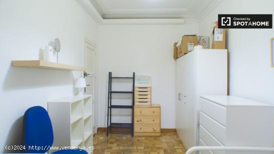 Habitación amueblada con llave independiente en piso compartido, Argüelles - MADRID