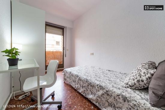  Elegante habitación con ventana con vista a la calle en un apartamento de 5 dormitorios en La Saïd 