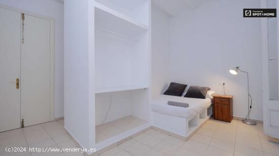 Se alquila habitación ordenada en un apartamento de 5 dormitorios cerca de La Rambla, Barcelona - B