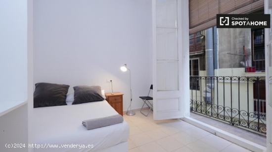 Se alquila habitación ordenada en un apartamento de 5 dormitorios cerca de La Rambla, Barcelona - B