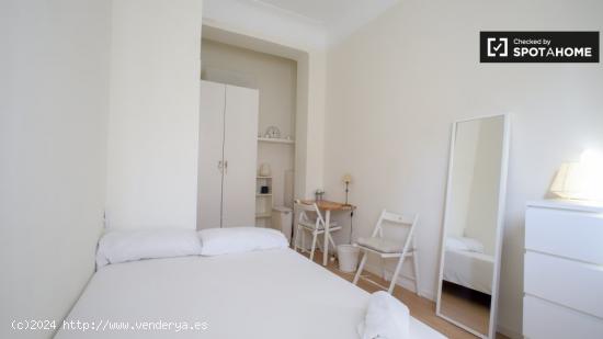 Habitación luminosa con armario independiente en apartamento de 5 dormitorios, Extramurs - VALENCIA