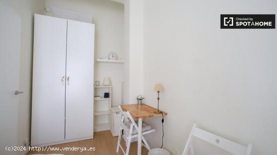 Habitación luminosa con armario independiente en apartamento de 5 dormitorios, Extramurs - VALENCIA