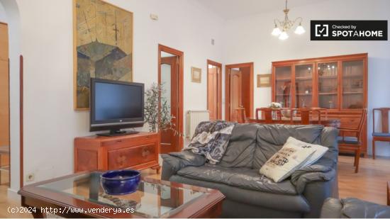 Apartamento de 3 dormitorios con balcón en alquiler en Chueca - MADRID