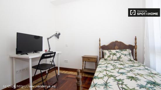 Gran habitación con calefacción en el apartamento de 4 dormitorios, Carabanchel - MADRID