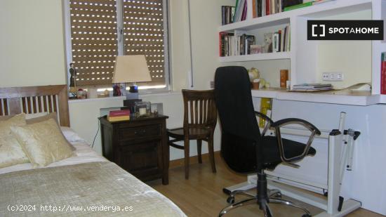 Amplia habitación con estantería en un apartamento de 5 dormitorios, Chamberi - MADRID