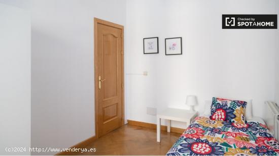 Alojamiento con balcón en apartamento de 7 dormitorios, Lavapiés - MADRID