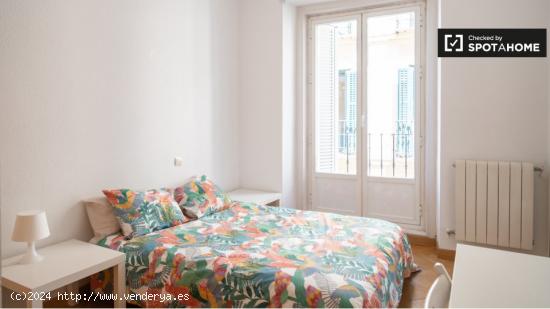 Alojamiento con estantería en apartamento de 7 dormitorios, Lavapiés - MADRID