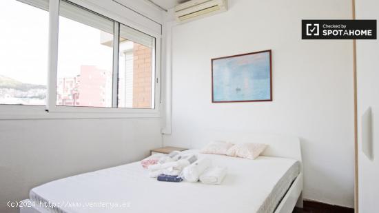 Habitación equipada con televisión en piso compartido, Sant Andreu - BARCELONA