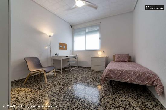 Enorme habitación con escritorio en un apartamento de 4 dormitorios, Camins al Grau - VALENCIA