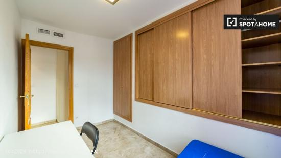 Amplia habitación en apartamento de 6 dormitorios en El Pla del Real - VALENCIA