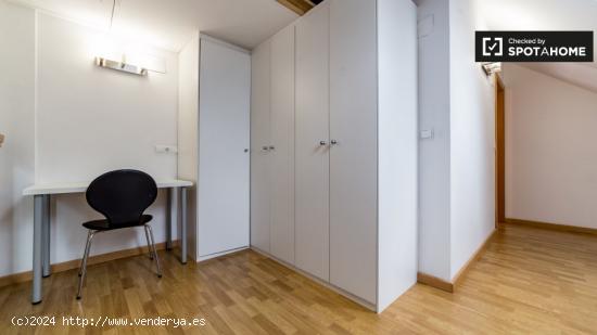 Amplia habitación en apartamento de 6 dormitorios en El Pla del Real - VALENCIA