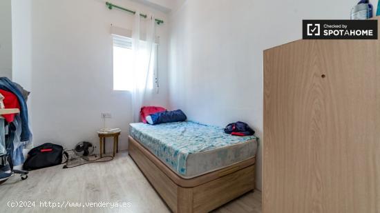 Cómoda habitación con escritorio en un apartamento de 3 dormitorios, Ciutat Vella - VALENCIA