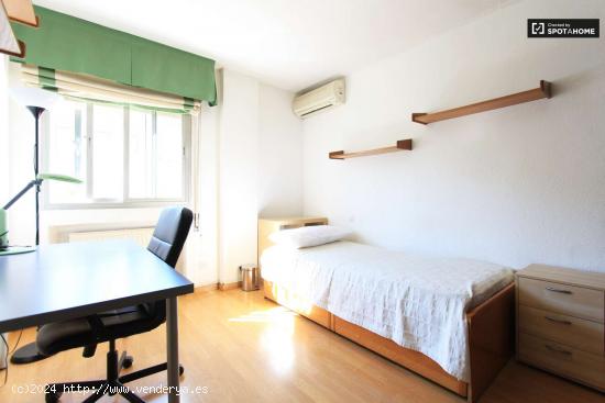 Habitación enorme con calefacción en un apartamento de 3 dormitorios, Retiro - MADRID