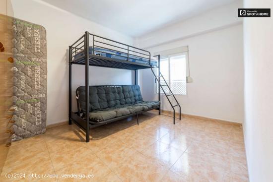 Enorme habitación con ventana con vista a la calle en un apartamento de 3 dormitorios, Camins al Gr