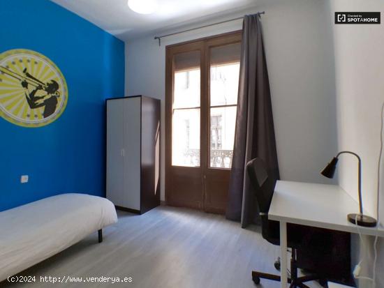 Habitación soleada con calefacción en un apartamento de 10 dormitorios, Barri Gòtic - BARCELONA