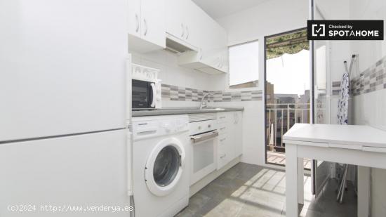 Habitación amueblada con ventana con vista a la calle en un apartamento de 4 dormitorios, Carabanch