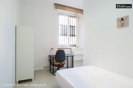 Amplia habitación con armario independiente en un apartamento de 6 dormitorios, Moncloa - MADRID