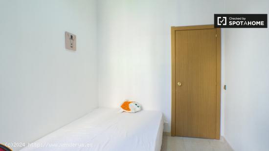 Amplia habitación con armario independiente en un apartamento de 6 dormitorios, Moncloa - MADRID