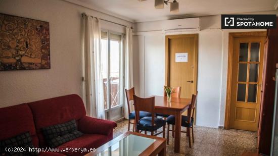 Dormitorio con ventana con vista a la calle en un apartamento de 3 dormitorios, Jesús - VALENCIA