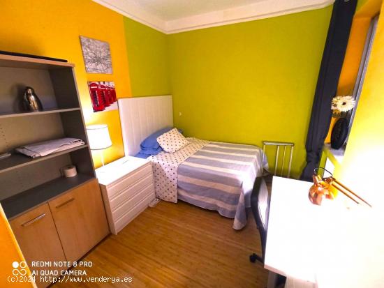 Habitación colorida con balcón en un apartamento de 5 dormitorios, Salamanca - MADRID