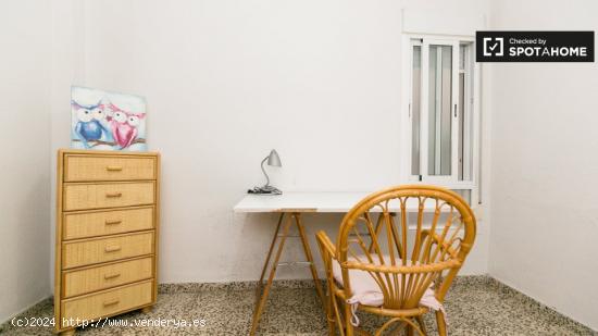 Gran habitación con cómoda en el apartamento de 3 dormitorios, Ronda - GRANADA