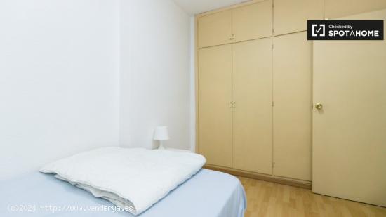 Amplia habitación con cama doble en alquiler en Centro - GRANADA