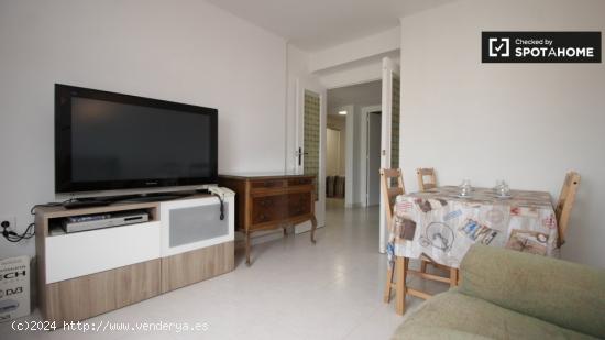 Habitación enorme con cómoda en el apartamento de 2 dormitorios, Sant Martí - BARCELONA