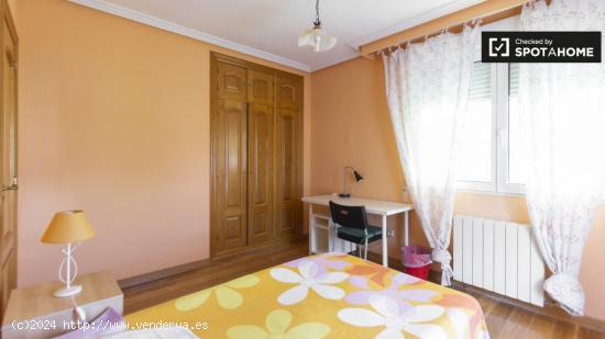 Encantadora habitación con baño y balcón en alquiler en chalet de 12 dormitorios, Villaviciosa de