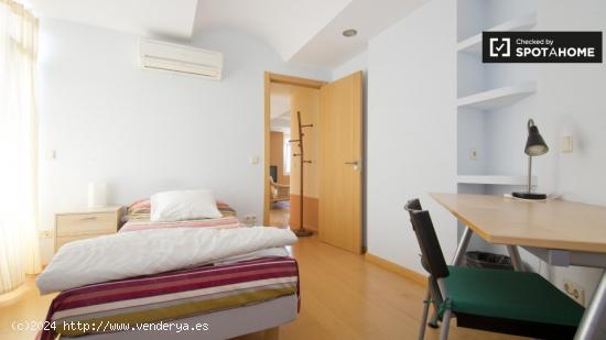 Habitación íntima con ventana en chalet de 12 dormitorios, Villaviciosa de Odón - MADRID