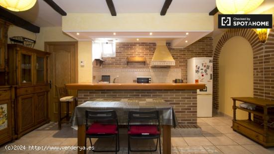 Habitación íntima con ventana en chalet de 12 dormitorios, Villaviciosa de Odón - MADRID