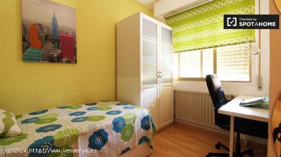 Vivienda con estantería en apartamento de 3 dormitorios, Imperial - MADRID