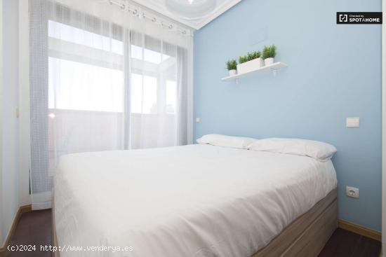 Habitación equipada con escritorio en un apartamento de 5 dormitorios, Delicias - MADRID