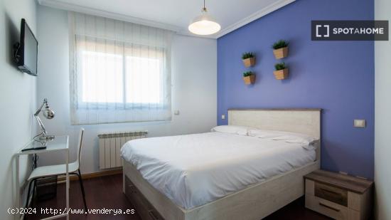 Habitación enorme con cómoda en un apartamento de 5 dormitorios, Delicias - MADRID