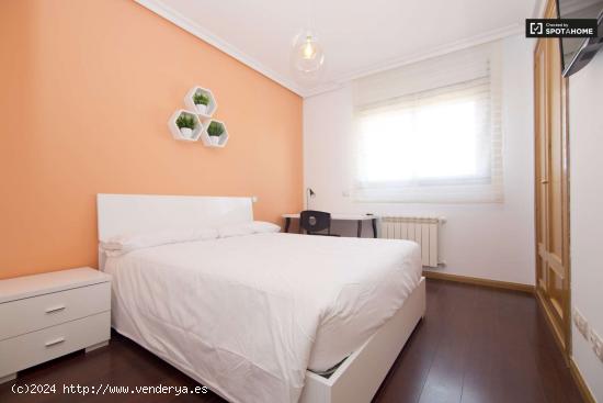 Habitación enorme con escritorio en un apartamento de 5 dormitorios, Delicias - MADRID