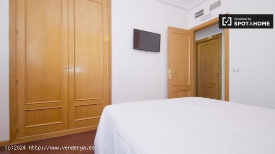 Habitación enorme con escritorio en un apartamento de 5 dormitorios, Delicias - MADRID