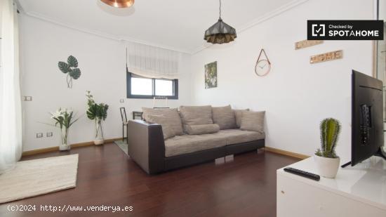 Habitación enorme con escritorio en un apartamento de 5 dormitorios, Delicias - MADRID