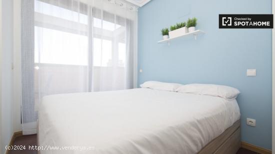 Habitación enorme con escritorio en un apartamento de 5 dormitorios, Delicias - MADRID