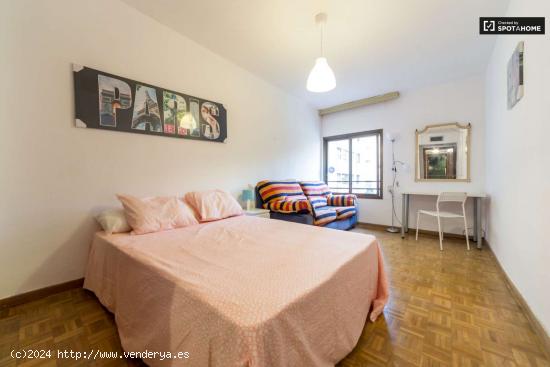 Habitación amueblada con ventana con vista a la calle en un apartamento de 6 dormitorios, Algirós 