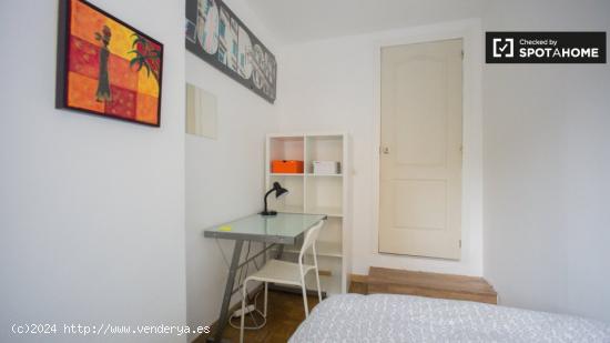 Amplia habitación en un apartamento de 6 dormitorios, Algirós - VALENCIA