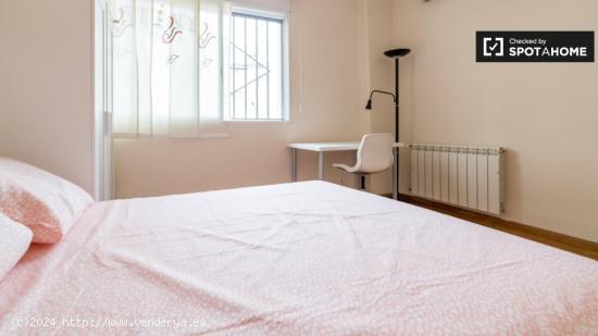 Habitación amueblada con vistas a la ventana patio interior en un apartamento de 6 dormitorios, Alg