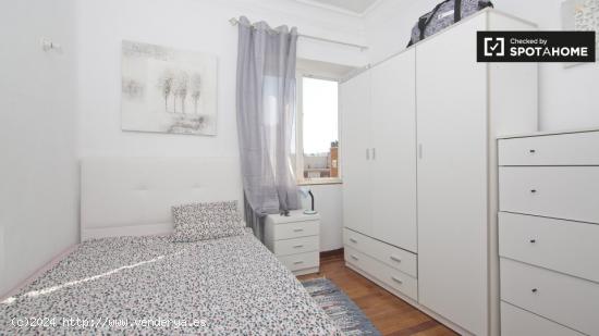 Habitación amueblada con cómoda en apartamento de 4 dormitorios, Retiro - MADRID