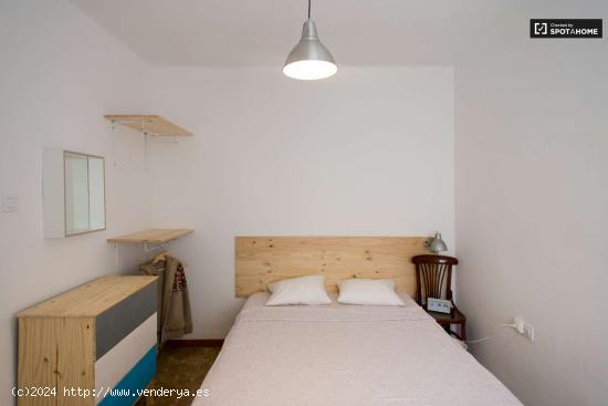 Amplia habitación con cómoda en apartamento de 4 dormitorios, Sant Martí - BARCELONA