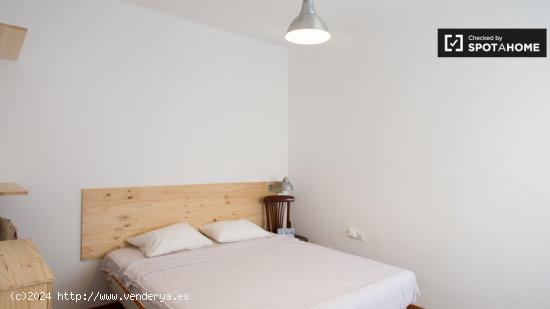 Amplia habitación con cómoda en apartamento de 4 dormitorios, Sant Martí - BARCELONA