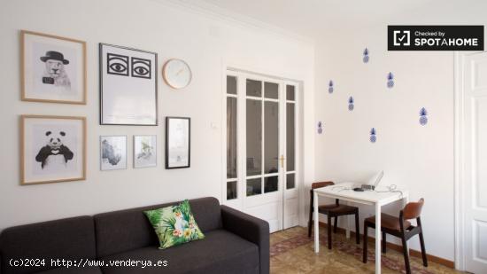 Amplia habitación con cómoda en apartamento de 4 dormitorios, Sant Martí - BARCELONA