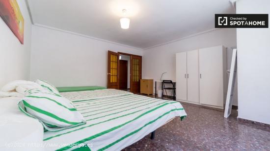 Habitación amueblada con armario independiente en un apartamento de 5 dormitorios, El Pla del Real 